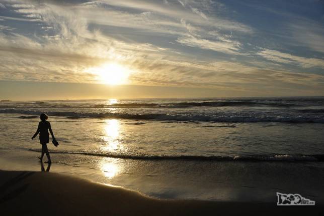 Caminhando no fim de tarde em praia de Pichilemu, no litoral central do Chile